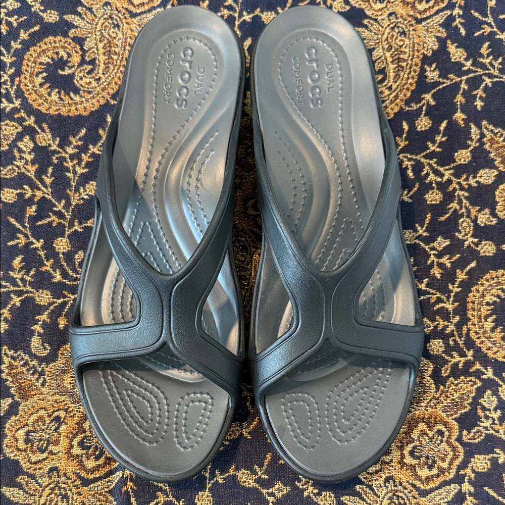 New CROCS Sanrah Wedge Sandals sz 10 NWOT (C3)